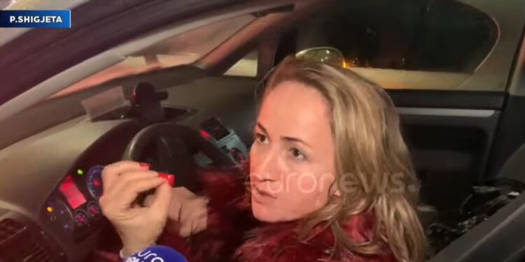 “HAPNI RRUGËN…”/ Momenti kur qytetarja përplaset me protestuesit e Berishës