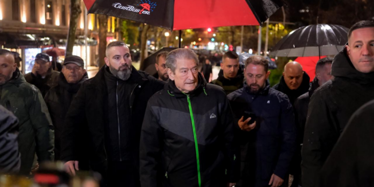 PROTESTA/ Vijon bllokimi në 5 akset kryesore në Tiranë, Berisha niset drejt Bashkisë