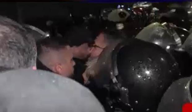 PËRPLASJE TE SHESHI “WILSON”/ Policia ndërhyn për të liruar rrugën