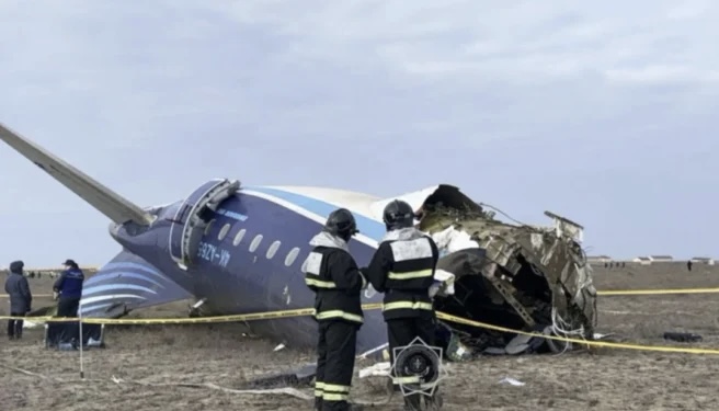 “KEMI PRESION TË LARTË NË KABINË”/ Mesazhet e fundit të pilotit të avionit të rrëzuar në Kazakistan: Po humbas kontrollin! Disa zogj…