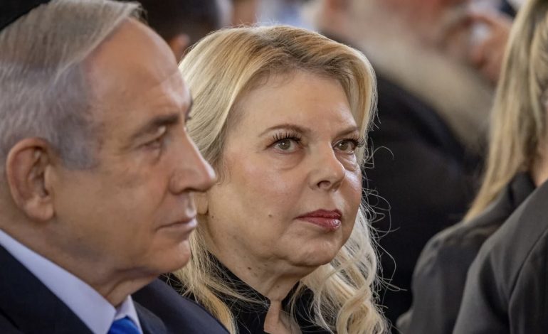 BASHKËSHORTJA E NETANYAHU VENDOSET NËN HETIM/ Prokurori i Përgjithshëm i Izraelit e akuzon për…