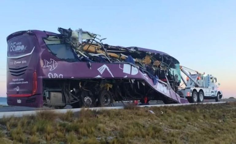 TRAGJIKE/ Të paktën 8 të vdekur dhe 27 të plagosur në një përplasje mes një autobusi dhe një kamioni në Meksikë