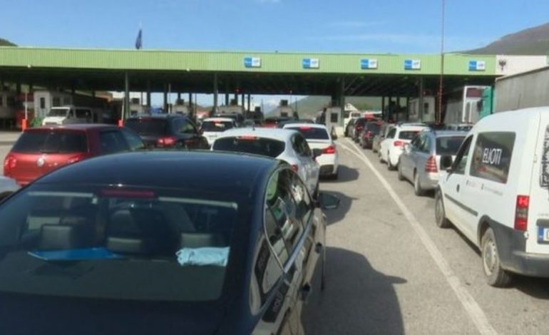DYNDJE NË KUFI PËR FESTAT/ Në Morinë janë të shumtë ata që vijnë në Shqipëri, por edhe që shkojnë në Kosovë