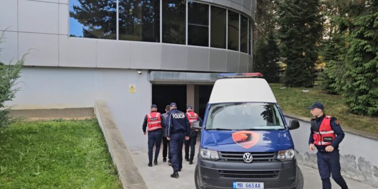 KANOSI DY PERSONA ME THIKË/ Arrestohet 28-vjeçari në Shijak, në kërkim bashkëpunëtori