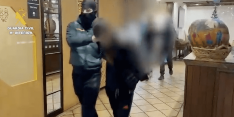 BIZHUTERI, ORA DHE…/ Kishin ardhur si turistë, por grabisnin banesa në Spanjë. Arrestohen dy “skifterët” shqiptarë