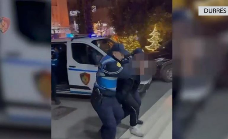 DOGJËN DY AUTOMJETE QËLLIMISHT/ Përfundojnë në pranga dy adoleshentë në Durrës