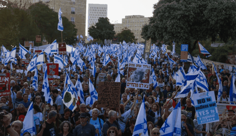 “JEPINI FUND LUFTËS DHE GJENOCIDIT”/ Mijëra njerëz protestojnë kundër Netanyahu