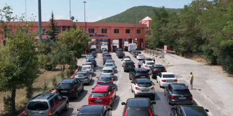 FLUKS NË PIKËN KUFITARE TË QAFË THANËS/ Shtohen sportelet për shmangien e radhëve të gjata