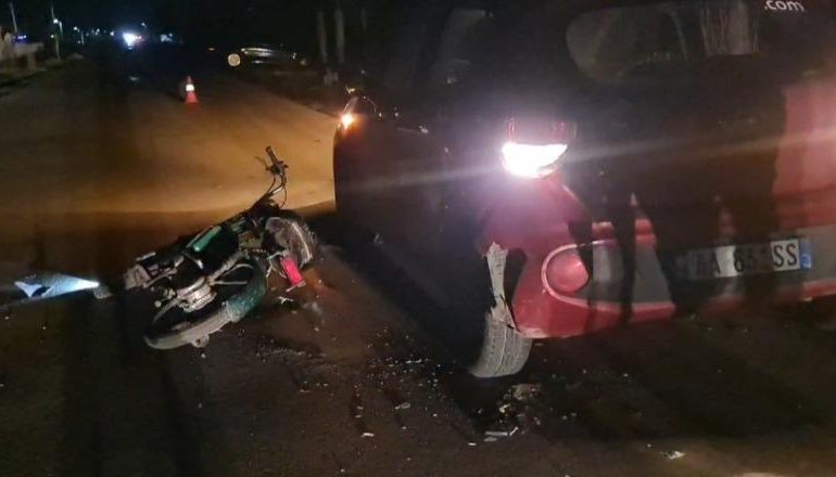 AKSIDENT NË FIER/ Automjeti përplas motorin, transportohet në spital drejtuesi
