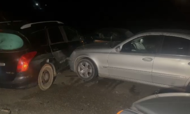 E RËNDË/ Aksident i trefishtë në “Rrugën e Kombit”, një person i plagosur dërgohet me urgjencë në spital