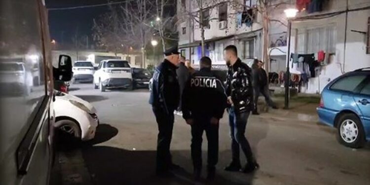 E RËNDË NË DURRËS/ I moshuari gjendet i masakruar me thikë në banesë