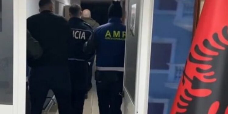 E PËSON KEQ/ Drejtonte mjetin në gjendje të dehur, arrestohet polici në Cërrik