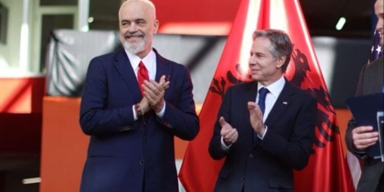 NGA ARDHJA E BLINKEN TEK DEKORIMI I DUMANIT/ Ambasada amerikane rendit momentet kyçe të raporteve Shqipëri-SHBA