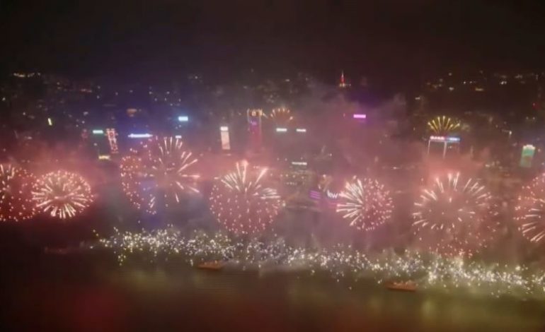 VITI I RI “TROKET” NË HONG KONG/ Mijëra njerëz ndjekin spektaklin e fishekzjarreve