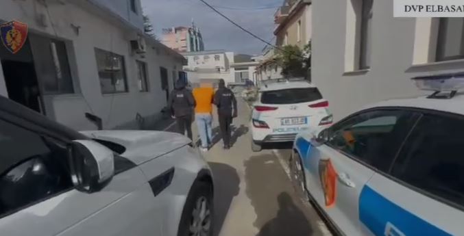 TË DYSHUAR PËR VJEDHJE/ Dy persona arratisen nga dhomat e shoqërimit të Policisë në Elbasan