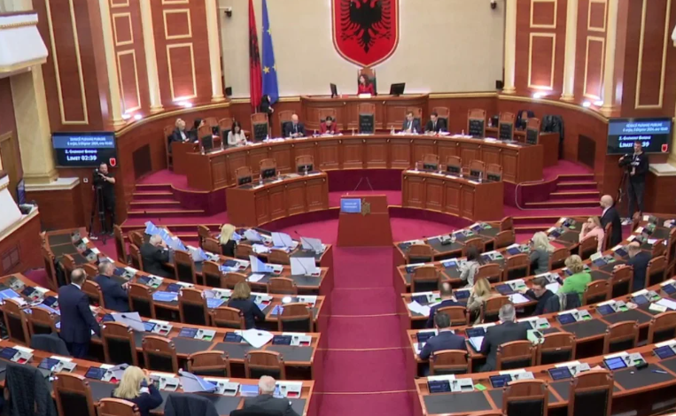 “IK P*RDHU LEGEN”/ Gazmend Bardhi shpërthen në Kuvend, Spiropali: Mos bëni teatër