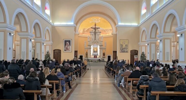 KRISHTLINDJA/ Kleri katolik dhe ortodoks urojnë besimtarët, imzot Massafra: Më 2024 u lumnuan dy martirë shqiptarë