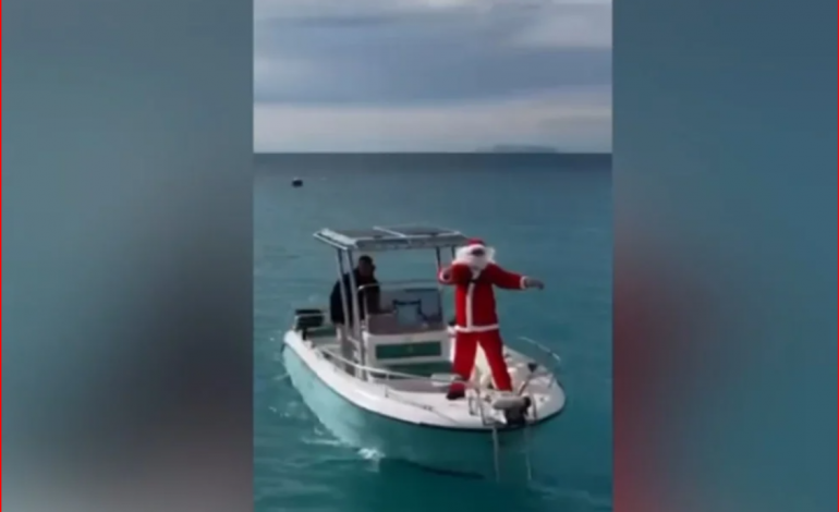 BABAGJYSHI VJEN NGA DETI/ Krishtlindje ndryshe në Himarë, fëmijët marrin dhuratat në breg