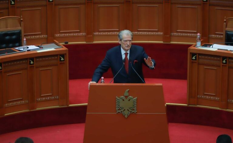 “NUK MUND TË RRIHET NË SALLË ME NJË HAJDUTE”/ Berisha paralajmëron: Do të sjellim mosbindjen civile në Kuvend nëse…
