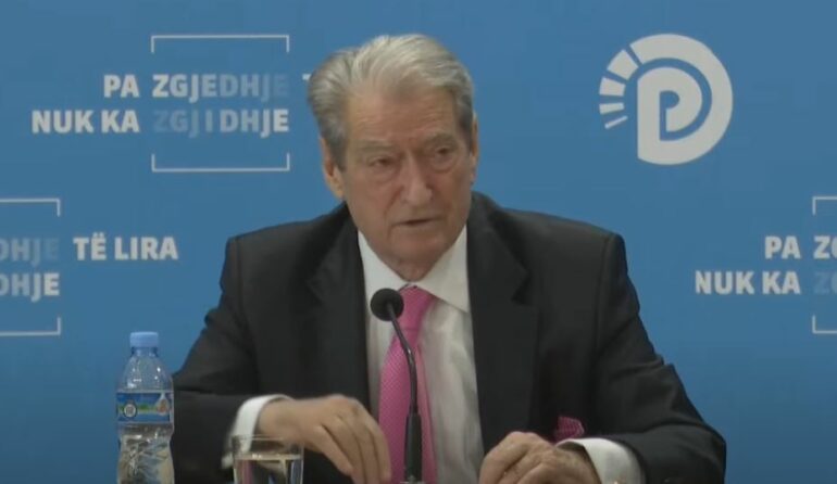 “TVSH-JA E USHQIMEVE…”/ Berisha në mbledhjen e grupit të PD, premtim për çmimin e energjisë elektrike: Do të jetë më pak se 7 lekë për kW/h