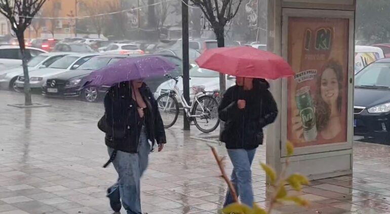 PËRKEQËSIM I MOTIT NË VEND/ Rrebeshe shiu dhe erë e fortë në Fier, probleme me energjinë në Frakull