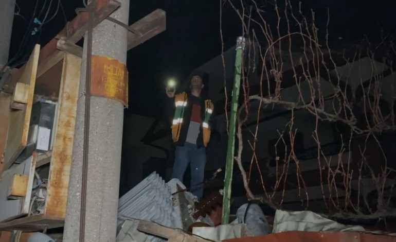 KAMIONI GODET TRANSFORMATORIN/ Lë 200 familje pa energji elektrike në Pogradec