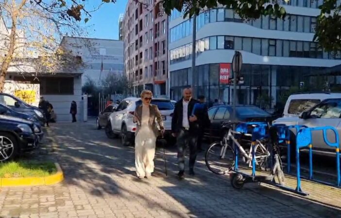 ÇFARË I NDODHI? Kryemadhi paraqitet në GJKKO me bastun: Kështu e ka jeta