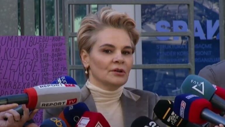 SEKUESTRIMI I VILAVE/ Kryemadhi: Do të jetojmë me çadër ose kontejner! Do të na falë dikush një copë tokë…