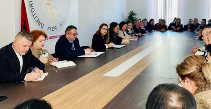 PLAGOSJA E NXËNËSIT/ Manastirliu shkon në Fier: Pezullohen nga detyra drejtuesit e shkollës dhe oficeri i sigurisë