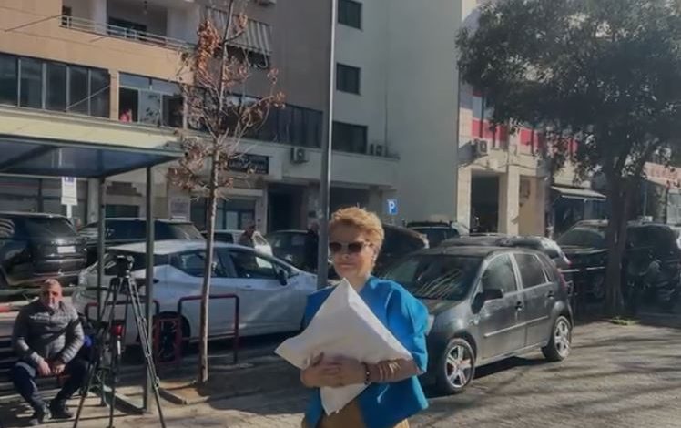 ME NJË PAKO TË MADHE NË DUAR/ Monika Kryemadhi paraqitet në SPAK