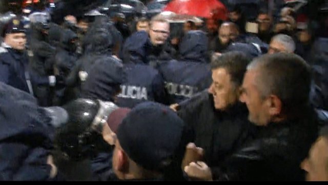 FOTOLAJM / Momenti kur Flamur Noka godet me grusht në fytyrë efektivin e Policisë