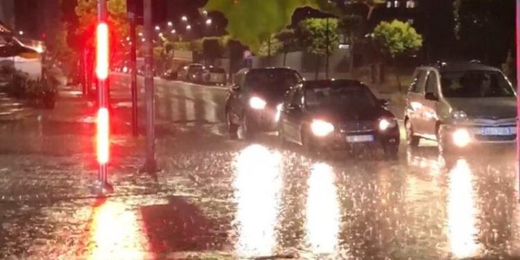 MOTI I KEQ/ Shiu i rrëmbyer përmbyt Durrësin, vështirësi në qarkullimin rrugor