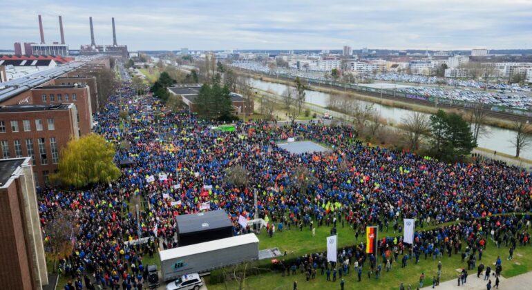 PARALAJMËRIMET PËR ULJE PAGASH/ Mbi 100 mijë punëtorë të Volsvagen në protestë në Gjermani