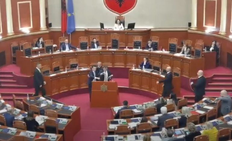 VIDEOLAJM/ Përplaske fizike në Kuvend mes Nokës dhe Agron Shehajt