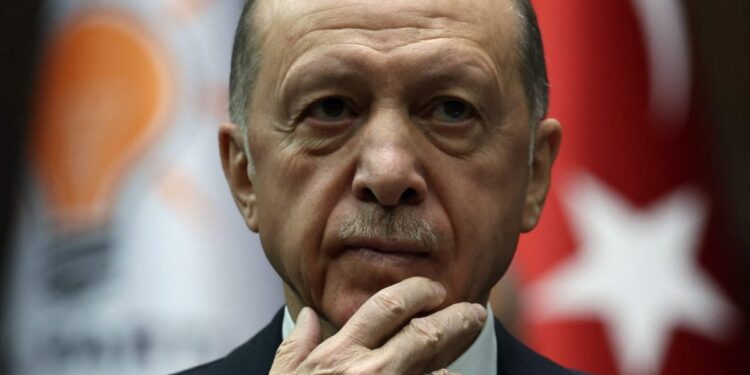 PARALAJMËRON Erdogan: Kurdët në Siri të lënë armët, ose do të varrosen bashkë me to