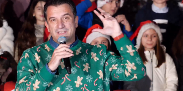 NDIZEN DRITAT E PEMËS NË TIRANË/ Veliaj: Secili të ndezë dritën e zemrës
