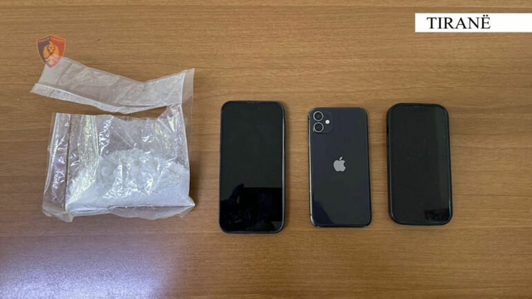 EMRAT/ U kapën teksa shisnin kokainë pranë një qendre tregtare, arrestohen tre persona në Tiranë