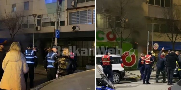 PAMJET/ Zjarri te Komuna e Parisit, momenti kur zjarrfikësit evakuojnë banorët e pallatit, mes tyre edhe fëmijë