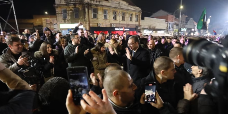 STUDENTËT NË PROTESTA MASIVE/ Vuçiç themelon “Lëvizjen për popullin dhe shtetin”