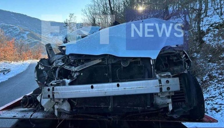 E RËNDË NË GREQI/ Makina përplaset me pemën, vdesin 2 adoleshentët grekë, plagoset rëndë shqiptari 17-vjeçar