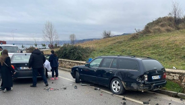 AKSIDENT I RËNDË NË POGRADEC/ 3 makina përplasen me njëra-tjetrën