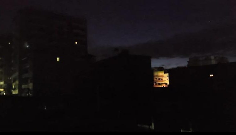 ÇFARË NDODHI? Shqipëria në terr, ndërpritet energjia elektrike në disa qytete (VIDEO)