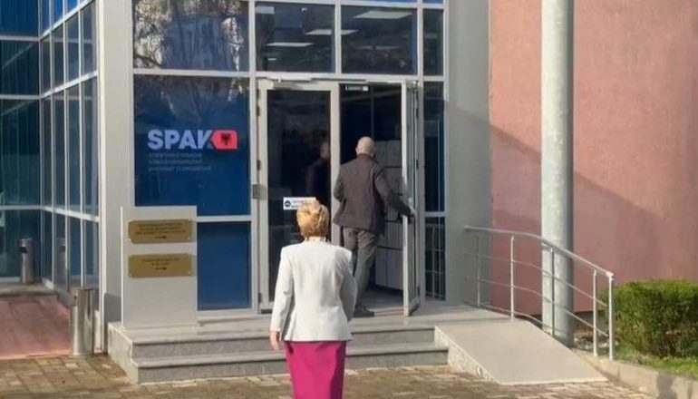 PARALELISHT ME BERISHËN/ Monika Kryemadhi paraqitet në SPAK