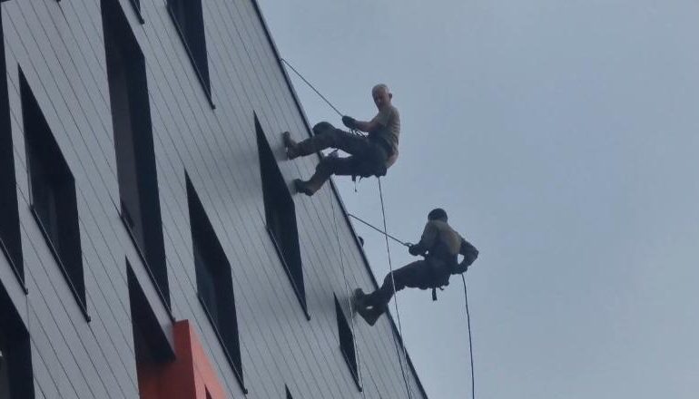 “BLINDOHET” ASTIRI/ Një grua thërret policinë dhe pretendon se është dhunuar! Mbyllet në banesë dhe nuk hap derën…