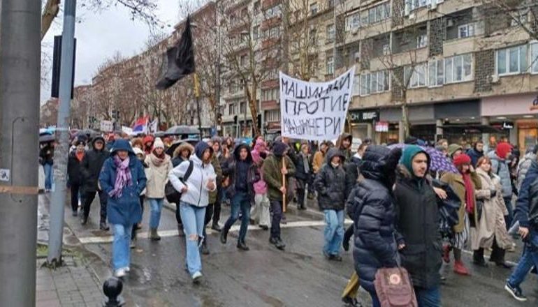 SERBI/ Studentët u rikthehen protestave në Beograd, bllokojnë pikat kryesore të qarkullimit në kryeqytet