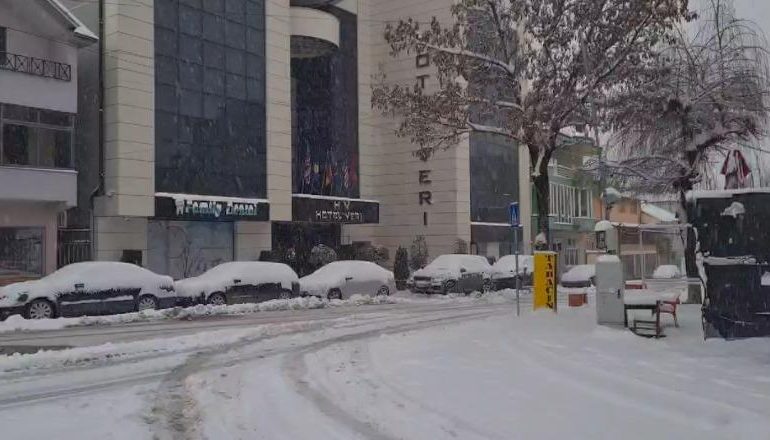 RESHJE BORE NË LARTËSITË MBI 300 METRA/ Zbardhet veriu dhe Korça! Akset kombëtare të kalueshme por me zinxhirë