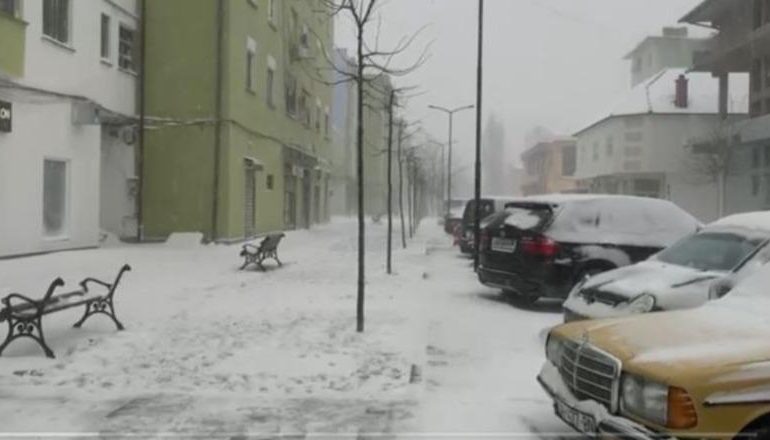 BORA NË KUKËS/ Akset nacionale të kalueshme me zinxhirë! Pa drita disa fshatra në zonat e thella
