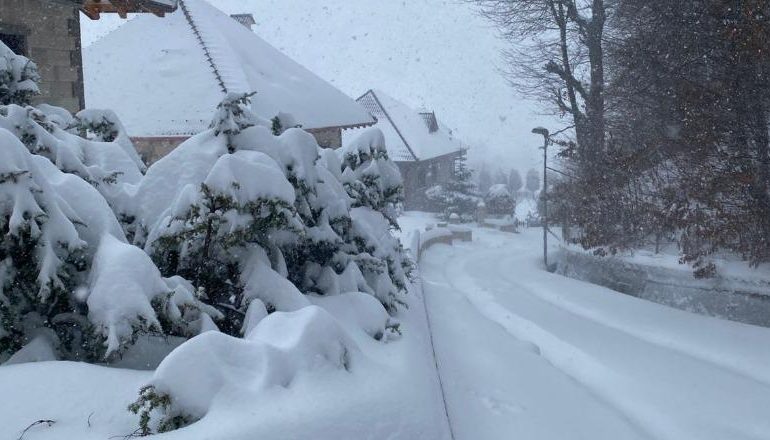 PAMJET/ Parku kombëtar i Shebenikut me borë! Lëvizja e detyrueshme me goma dimërore e zinxhirë