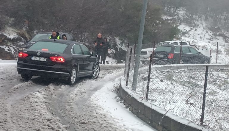 DËBORA NË LEZHË/ Problematike rruga e Kishës së Laçit, bllokohen qytetarët që kishin shkuar për pelegrinazh
