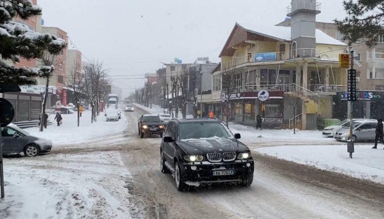 MOTI I KEQ NË KUKËS/ Borë e ngrica, izolohen zonat malore, mungon energjia! Pezullohet mësimi në 20 shkolla